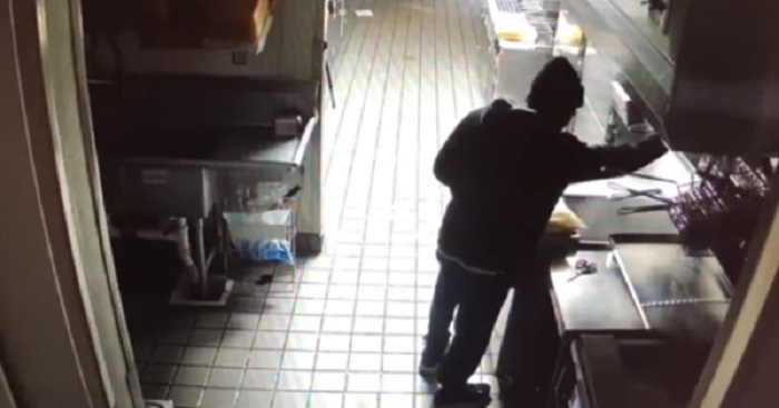 Un tânăr a intrat într-o șaormerie din Satu Mare, dar a ieșit cu telefoanele clienților. Trimis direct după gratii