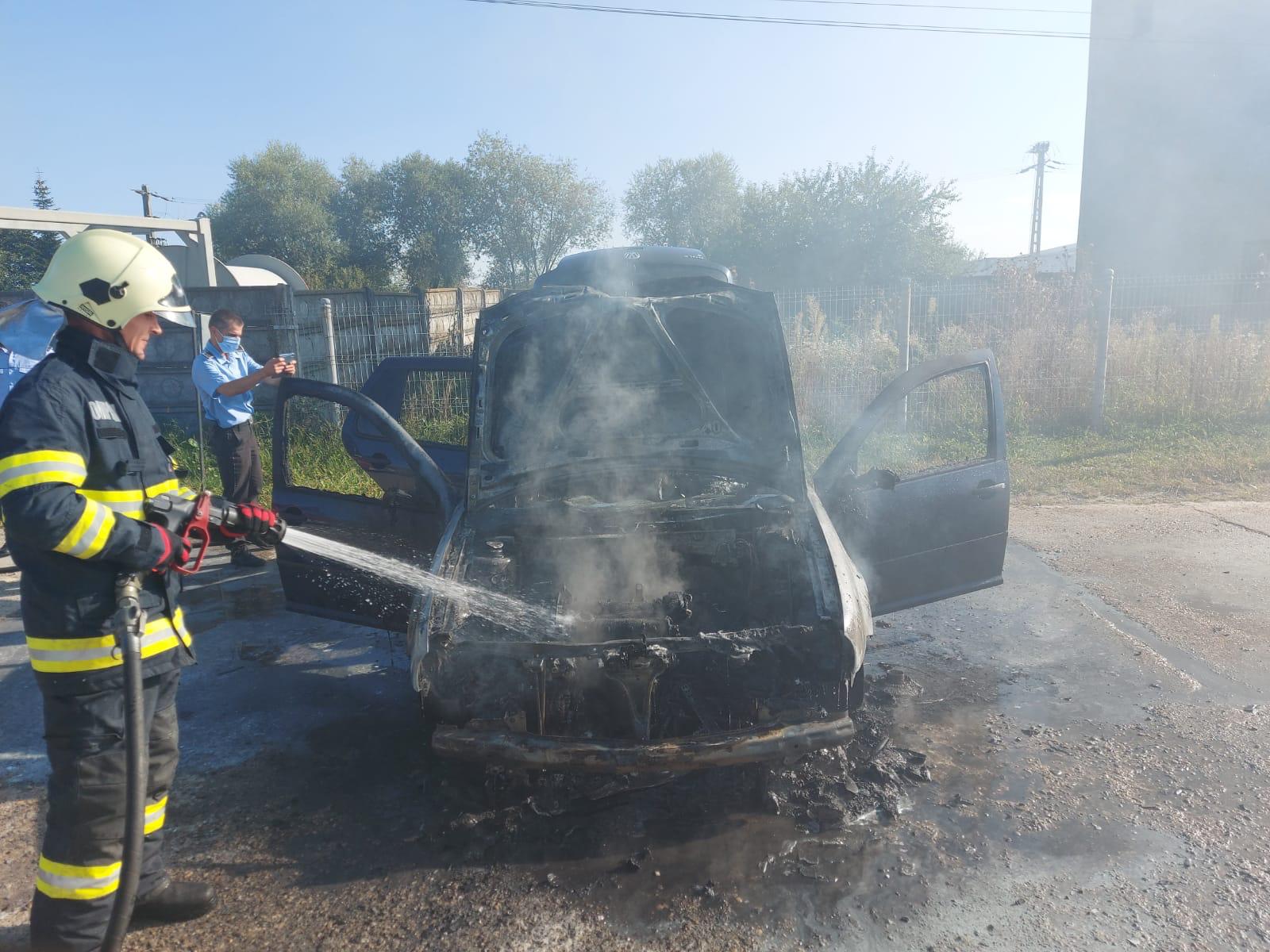 FOTO/VIDEO. Incendiu la o firmă din municipiul Satu Mare! Mașină făcută scrum