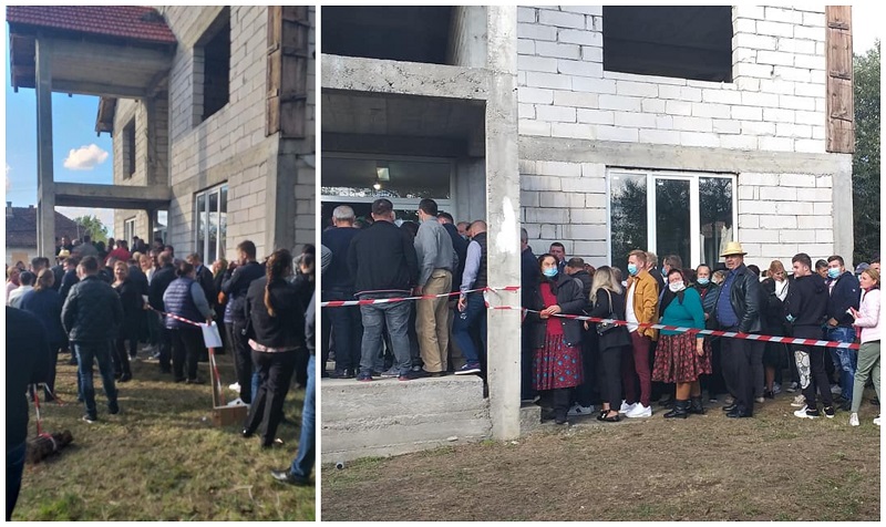 FOTOGALERIE. Secție de vot în casă fără geamuri, aglomerație infernală la intrare, în județul Satu Mare