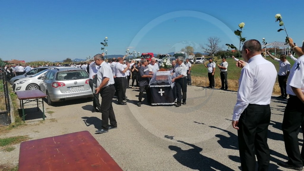 FOTO/VIDEO. Ocsi B., muncitorul care a ars de viu în accidentul din Ciuperceni, condus pe ultimul drum