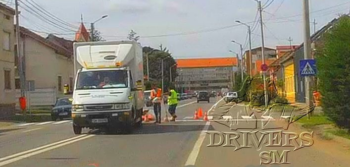FOTO. După ce o minoră a fost accidentată grav, se refac marcajele pe strada Păuleștiului