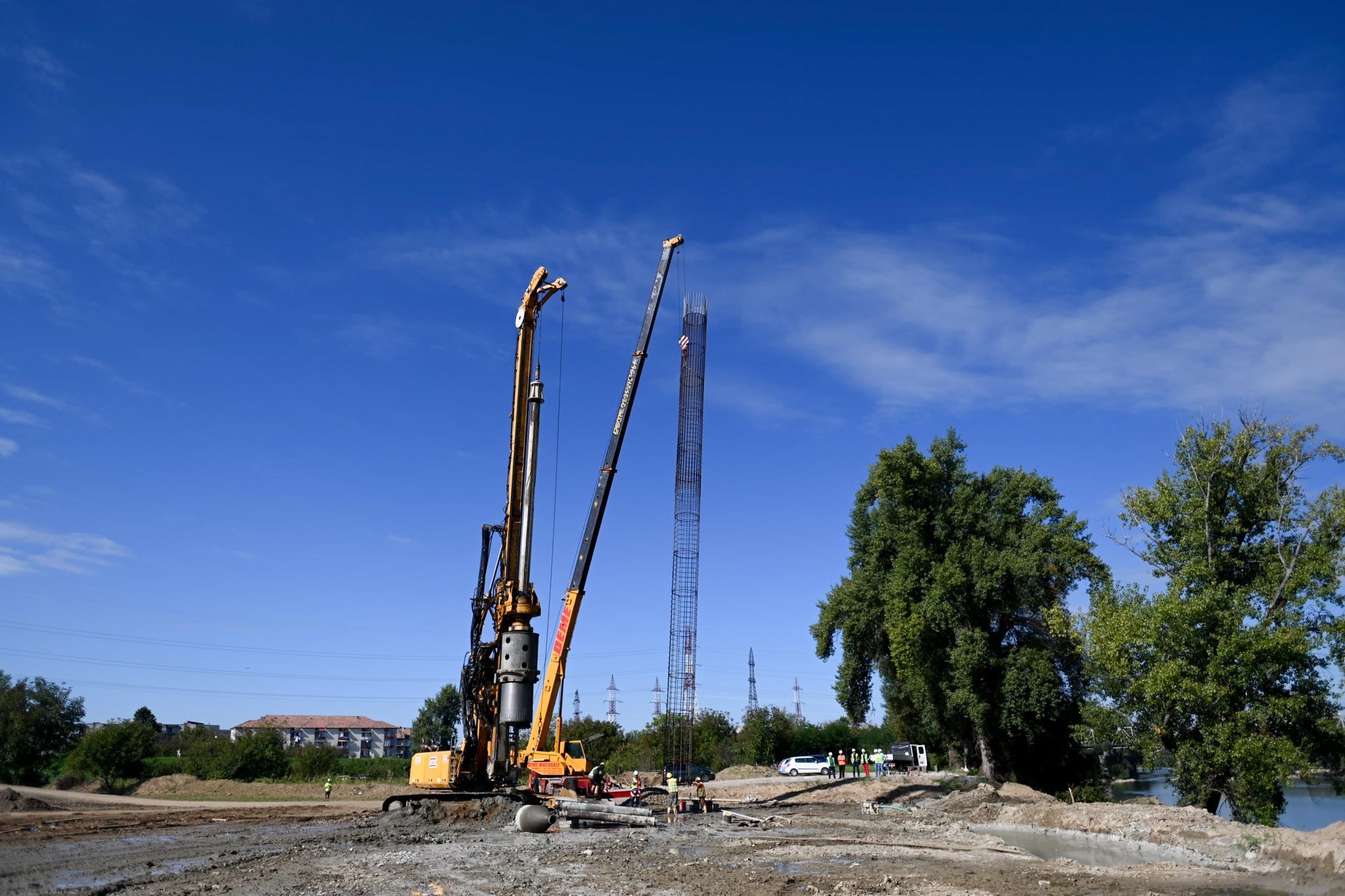 FOTOGALERIE. Se montează deja pilonii la al treilea pod peste Someș, în municipiul Satu Mare