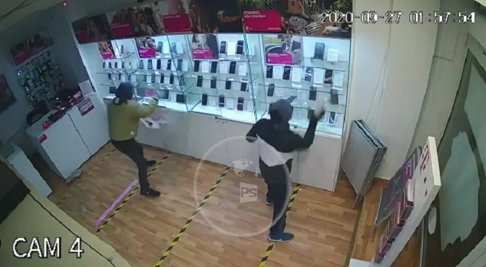 FOTO/VIDEO. Ca-n filme. Au fost prinși tinerii care au golit un magazin de telefoane din Satu Mare