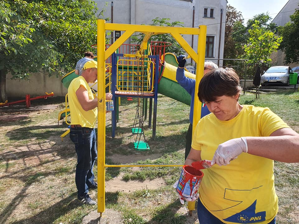 FOTO. În timp ce alții se ceartă, un candidat din Tășnad reabilitează locuri de joacă: ”Fapte, nu vorbe”