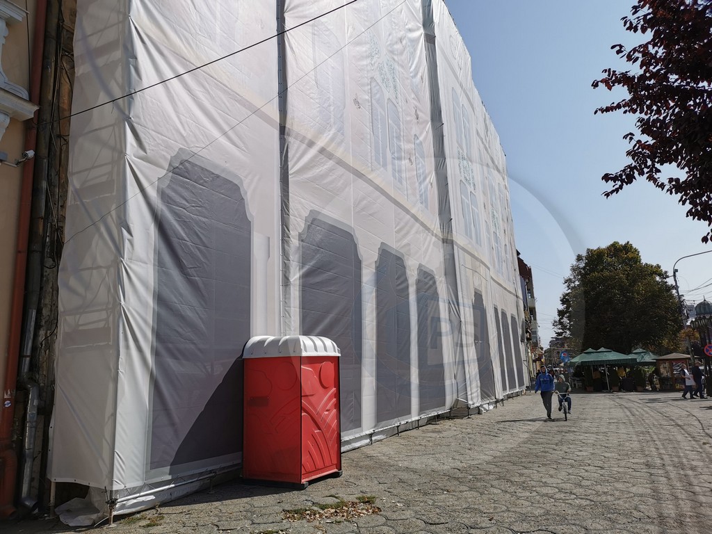 FOTO. ”Cadou” pentru sătmăreni de la noii proprietari ai Hotelului Dacia. WC pus în centru, în fața clădirii