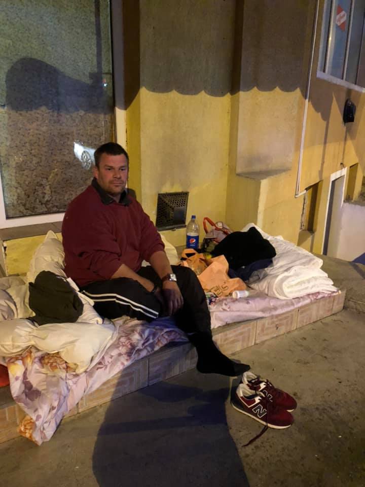 FOTO. Dramatic: un tânăr cu handicap trăiește sub cerul liber. Fără niciun venit, fără acte