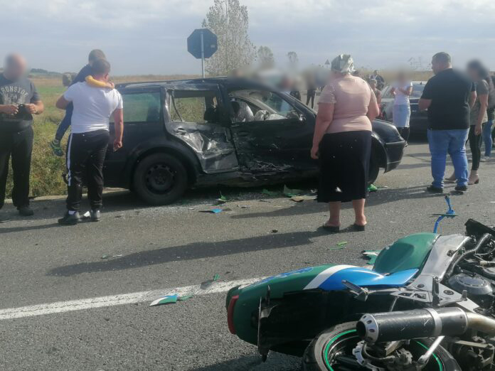 FOTOGALERIE. Un motociclist a intrat în plin într-o mașină, în județul Satu Mare. Patru victime la spital