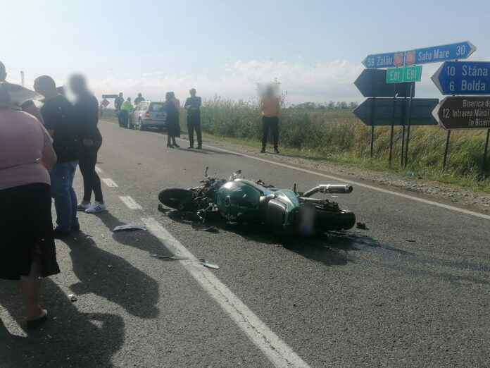 FOTOGALERIE. Motociclist fără permis, rănit grav de un șofer neatent, în județul Satu Mare