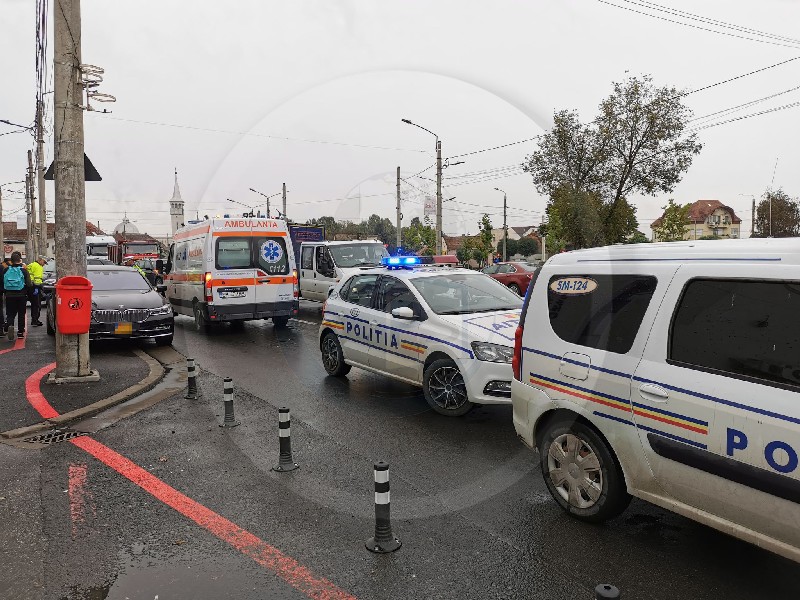 FOTO. Accident cu victimă la coborârea de pe podul Decebal. Impact între un Mercedes și un BMW