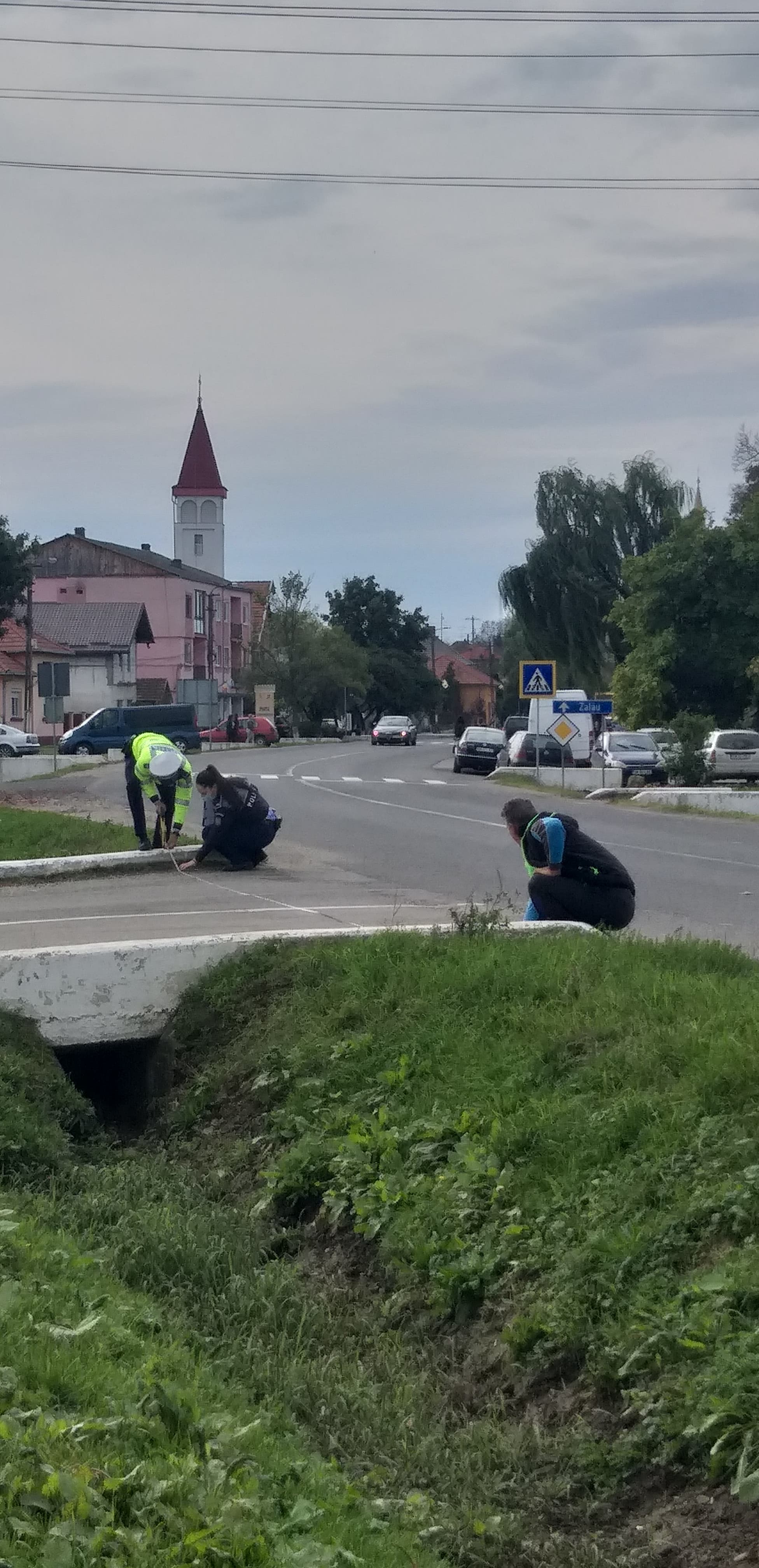 Beat și fără permis, un sătmărean a accidentat un pieton și a fugit. Oamenii au sărit să-l bată