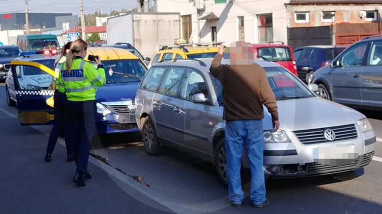 Volkswagenbe “parkolt” a sietős taxis
