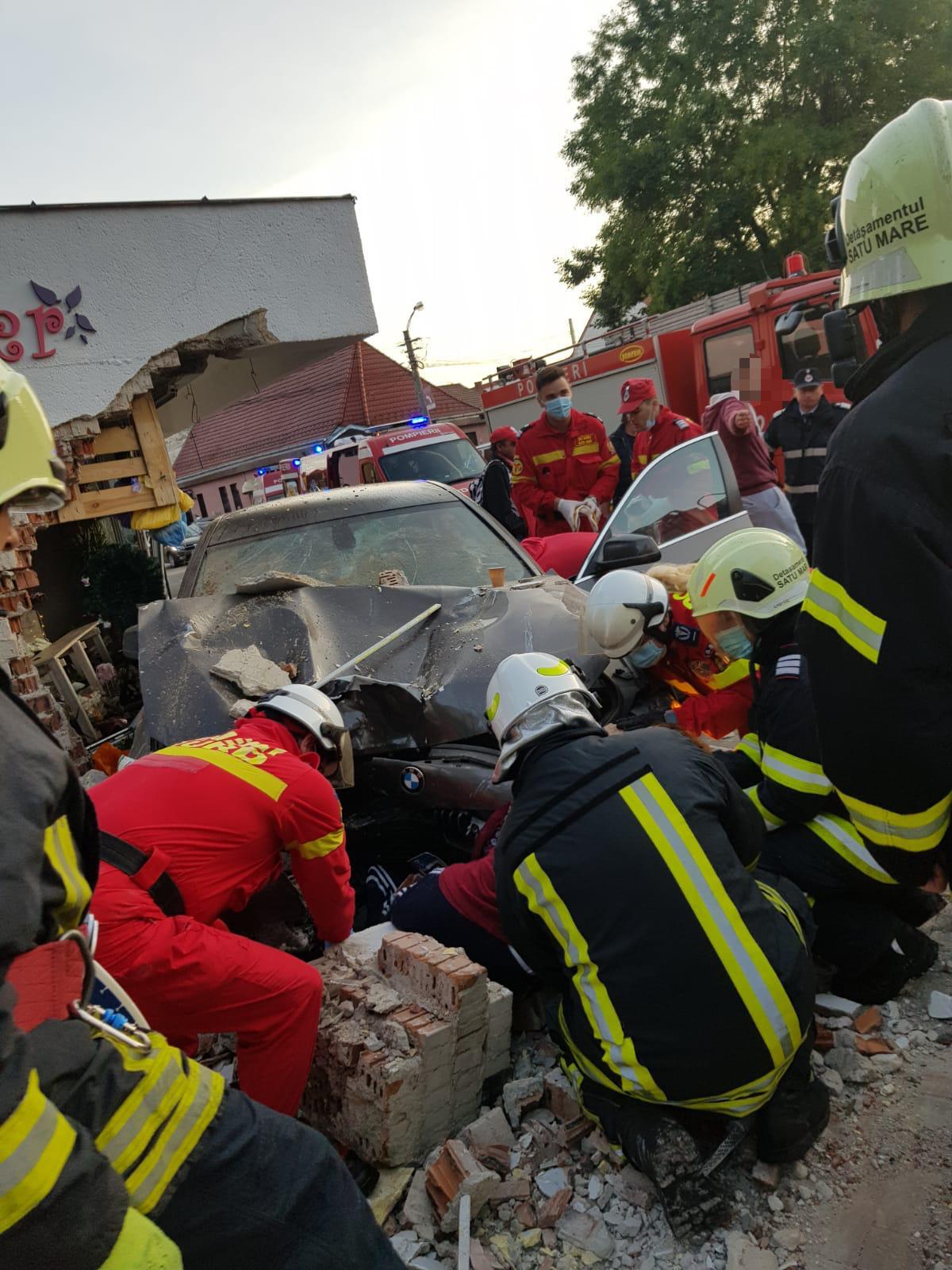 FOTO/VIDEO. Șoferul BMW-ului, cercetat pentru ucidere din culpă. Femeie spulberată în florărie, în Satu Mare