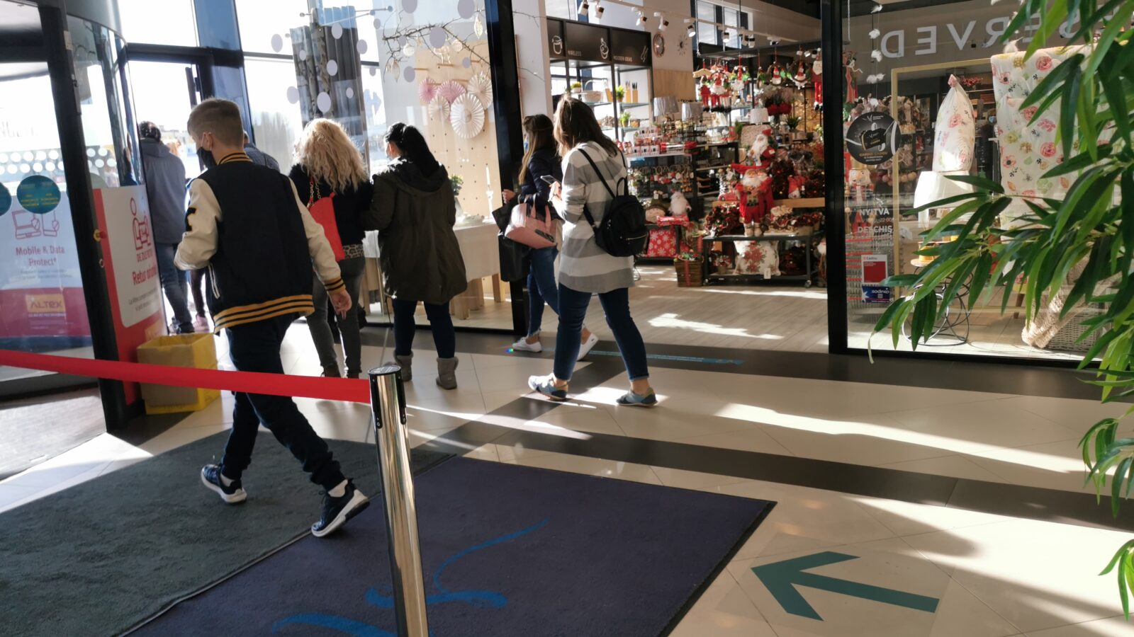 FOTO. Alarmă la mall-ul NEPI, în Satu Mare. Clienții, evacuați 10 minute