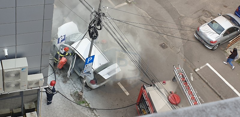 FOTOGALERIE. Mașină în flăcări în centrul municipiului Satu Mare