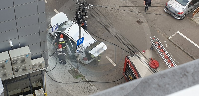 Kigyulladt egy autó a város központjában