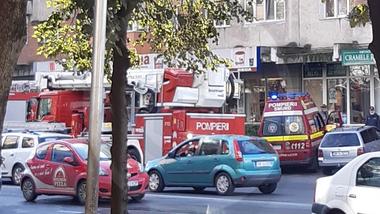 FOTO. Mobilizare de forțe pe B-dul Lucian Blaga. Alertă de incendiu la un bloc turn