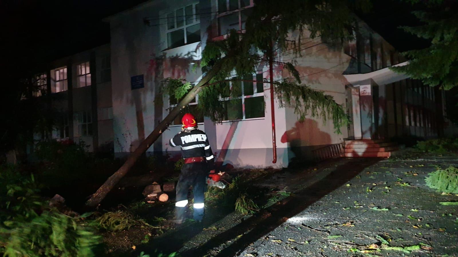 FOTO/VIDEO. Acoperișuri smulse de vânt, copaci căzuți, inundații și cabluri de curent rupte