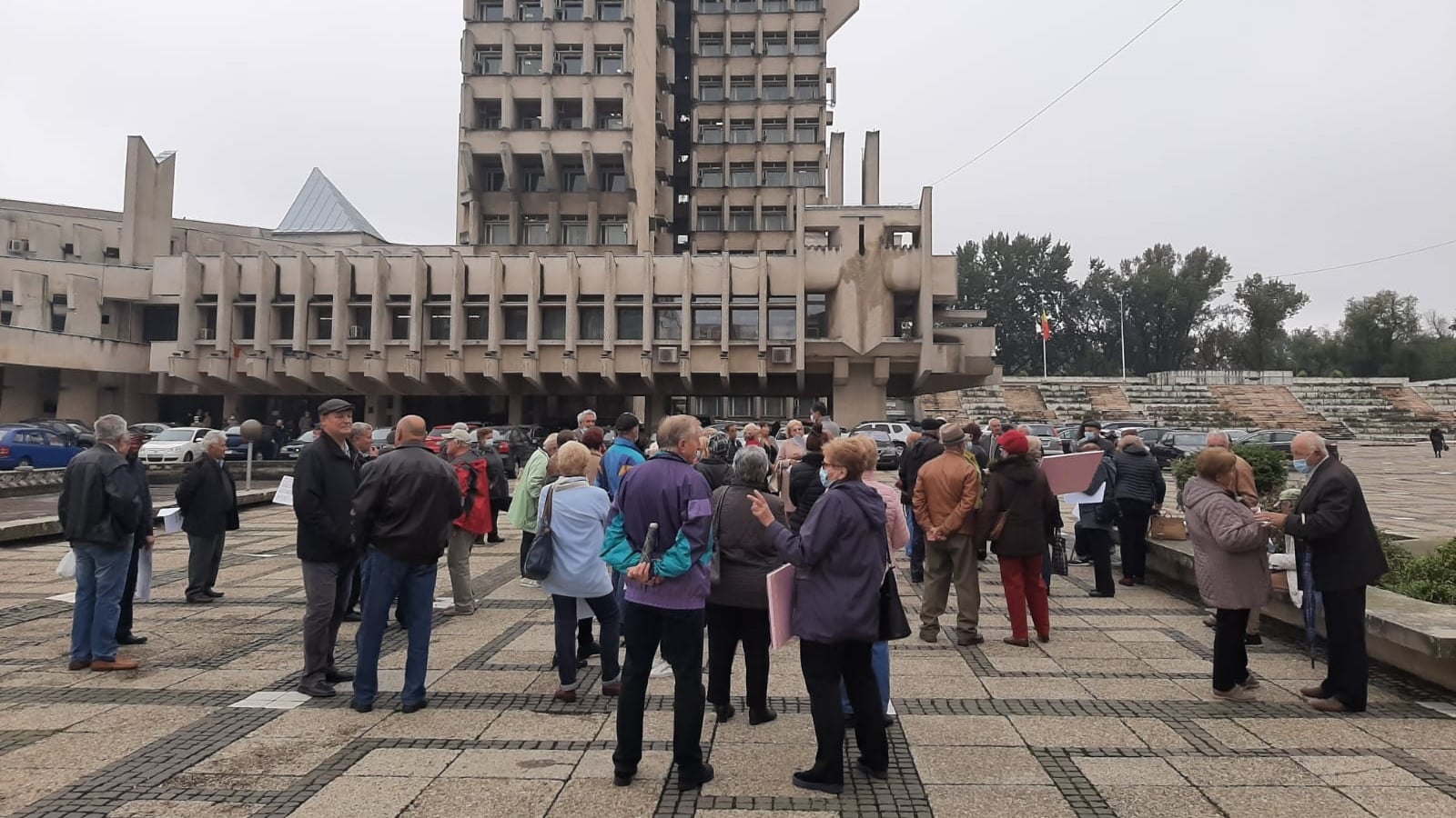 FOTO. Zeci de persoane au protestat în centrul municipiului Satu Mare, în fața Prefecturii