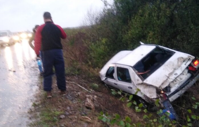 FOTO. O mamă, alături de copilul său, au ajuns cu mașina în șanț, în județul Satu Mare