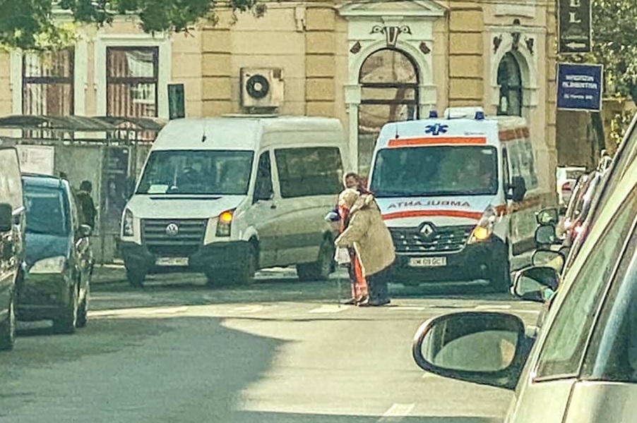 FOTO. Un ambulanțier a oprit și a ajutat o bătrânică să treacă strada, în Satu Mare