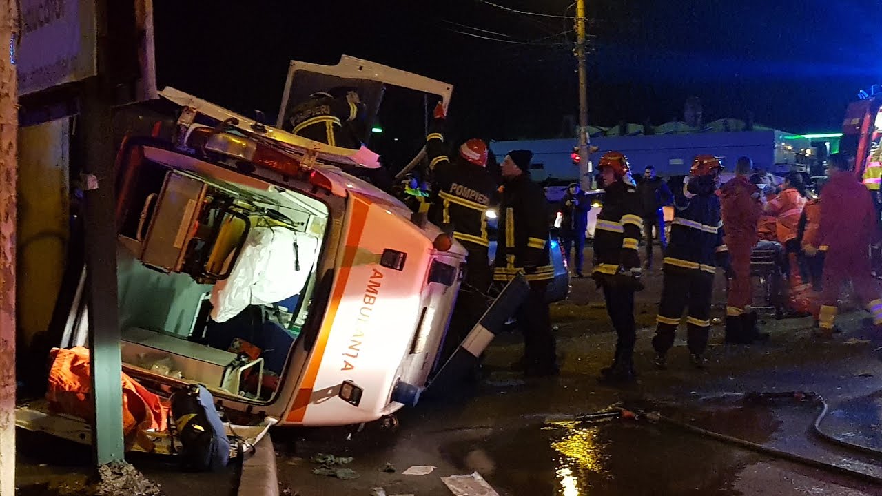 Ambulanță cu pacienți COVID, răsturnată pe calea ferată. Șoferul a adormit la volan, pe DN 18
