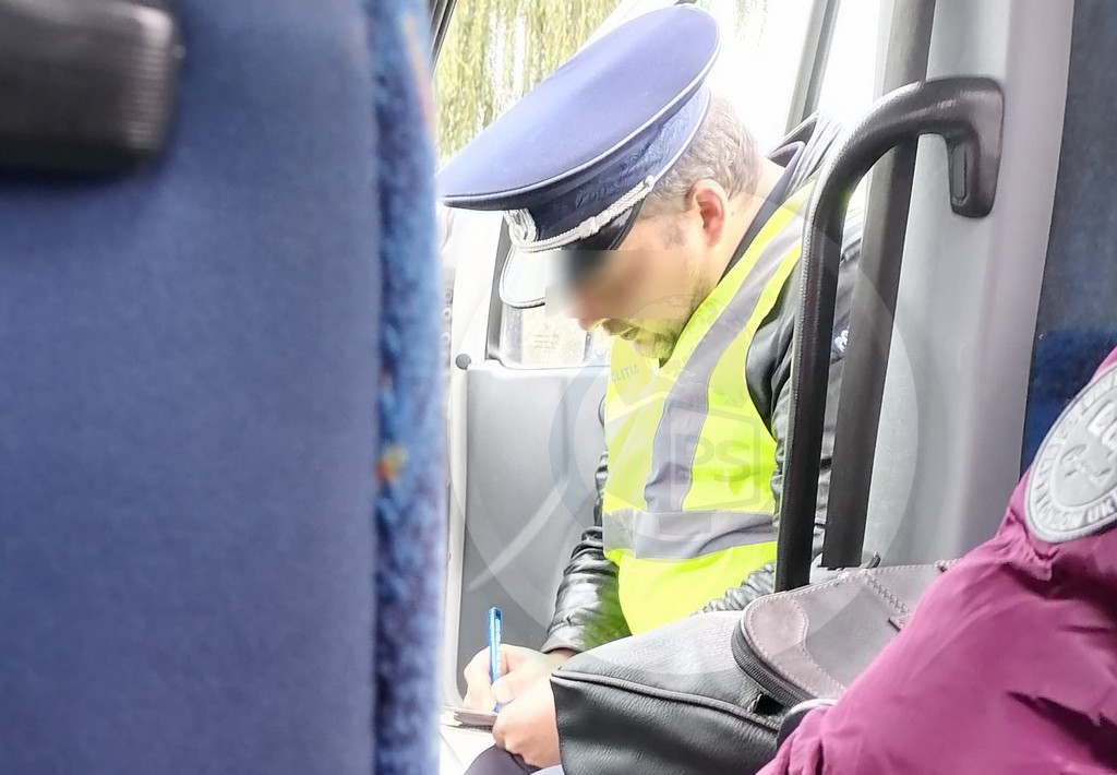FOTO. Poliția Satu Mare s-a autosesizat în cazul polițistului fără mască care controla navetiștii de mască