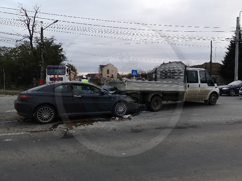 FOTO/VIDEO. Accident cu victimă pe Drumul Careiului. Impact între automobil și autoutilitară