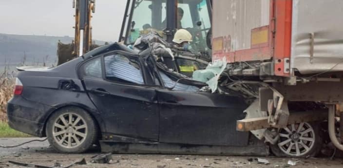 FOTO/VIDEO. Accident mortal. Un tânăr a intrat cu BMW-ul sub un TIR, din Satu Mare