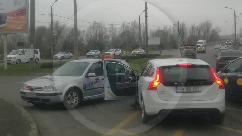 FOTO. Accident în față la Finanțe. Mașină de ”Școală” lovită în plin, în municipiul Satu Mare