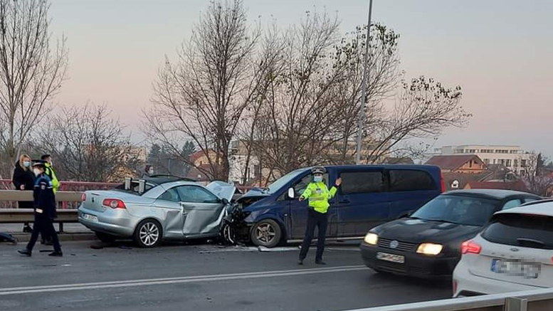 FOTOGALERIE. Accident foarte grav pe Podul Golescu! Impact frontal între o mașină și o dubă