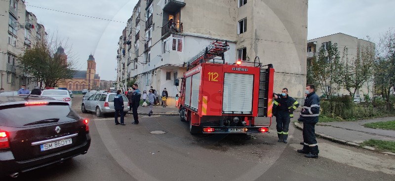 FOTO/VIDEO. Incendiu și panică într-un bloc din Satu Mare. Încercare disperată de salvare