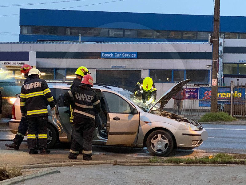 FOTO. Incendiu la un autoturism, pe bulevardul Blaga. Au intervenit pompierii