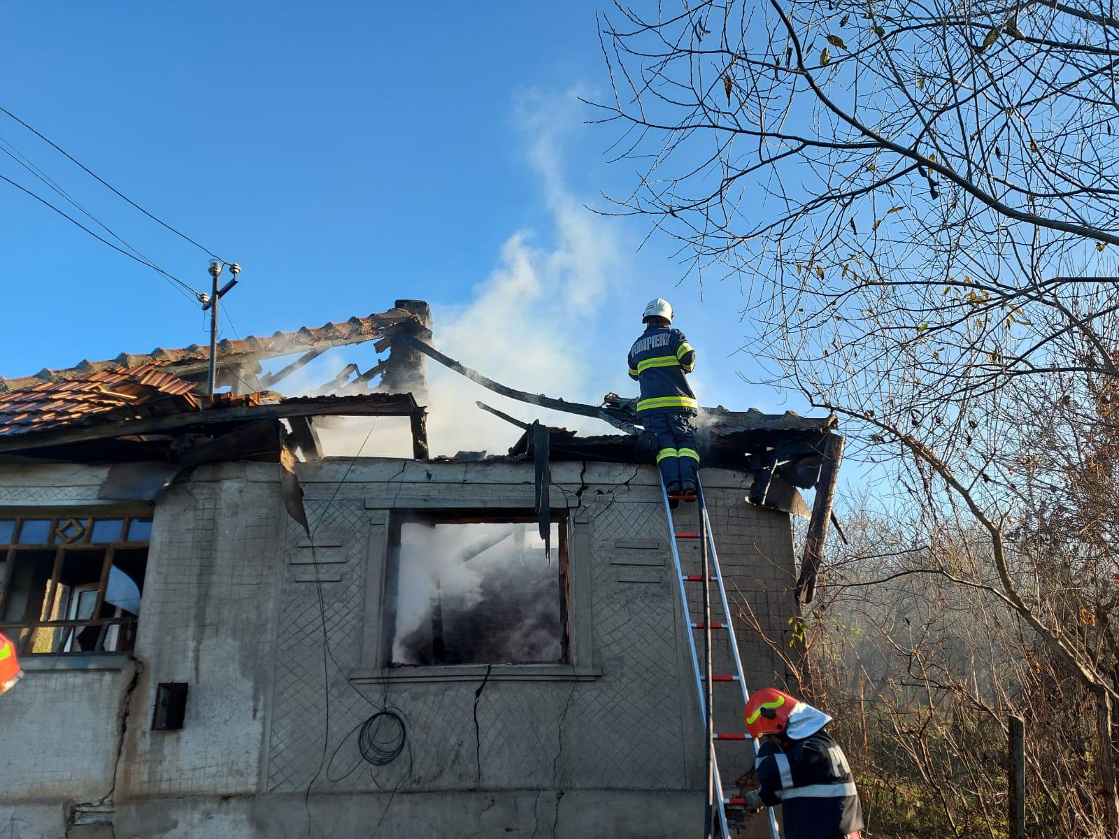 FOTO. Un tată, cu doi copii abandonați de mamă, au rămas fără casă după un incendiu