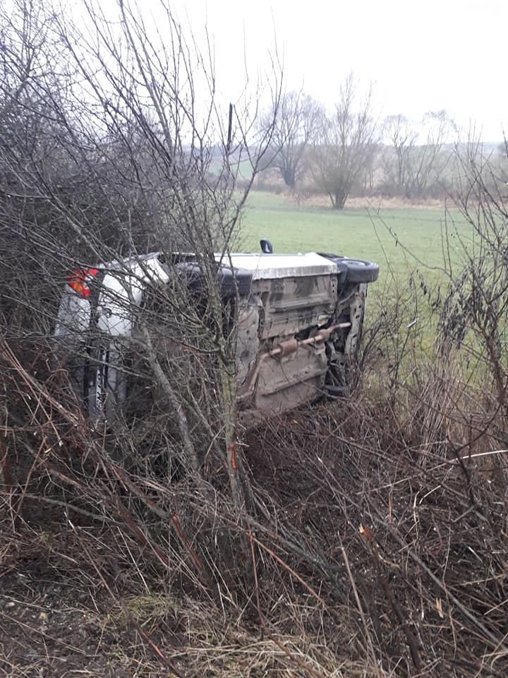 A băut și s-a urcat la volan. Negreșteanul a ajuns cu mașina în șanț