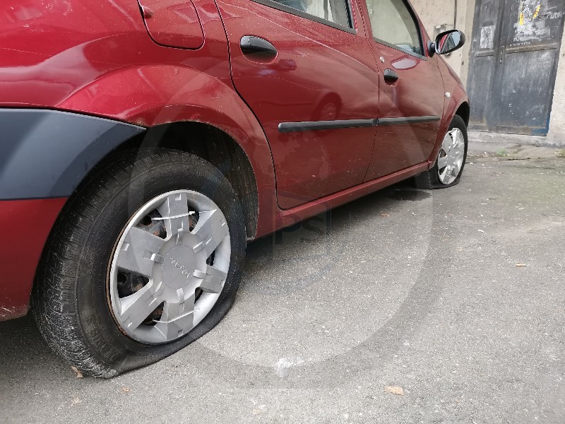 Și-a parcat mașina pe bulevard și s-a trezit cu cauciucurile tăiate. "Cuțitarul", un sătmărean, reținut