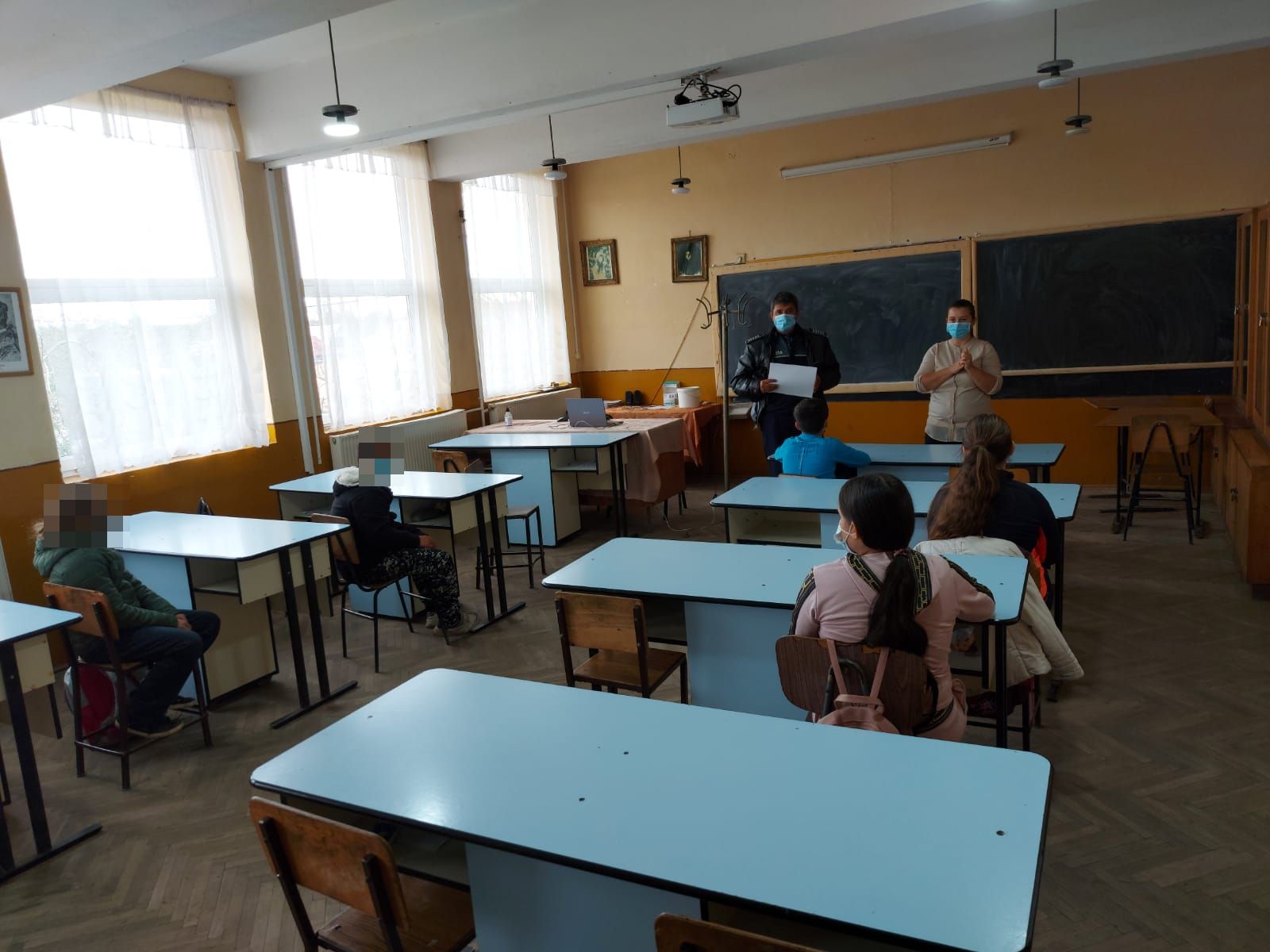 FOTO. Elevii, verificați de Poliție dacă sunt la școală în județul Satu Mare