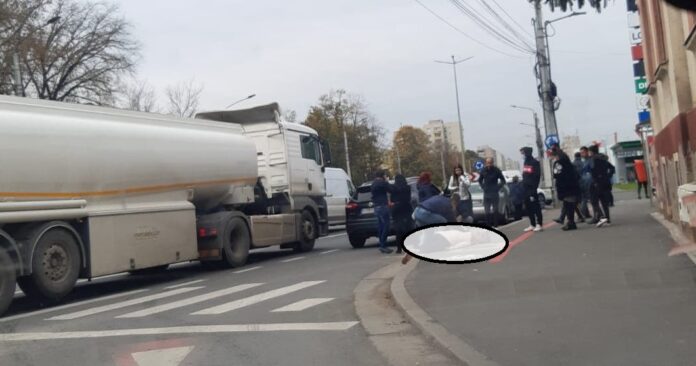 FOTO. Incident pe Drumul Careiului. Femeie căzută pe pista de biciclete. Inițial, s-a crezut că ar fi fost lovită de un TIR