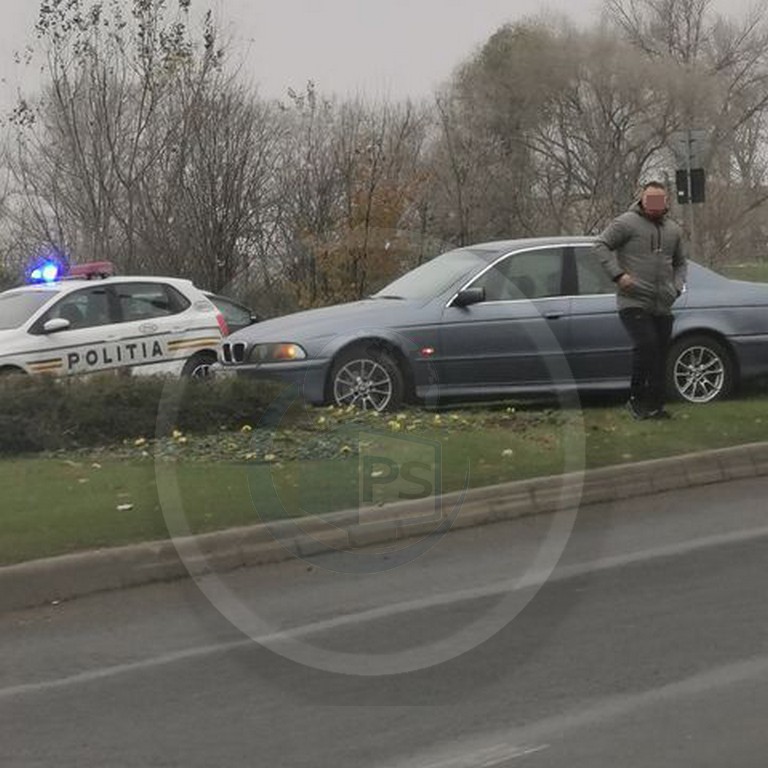 FOTO. Sătmarul minunilor! Un șofer a ajuns cu BMW-ul printre flori, în față la Finanțe