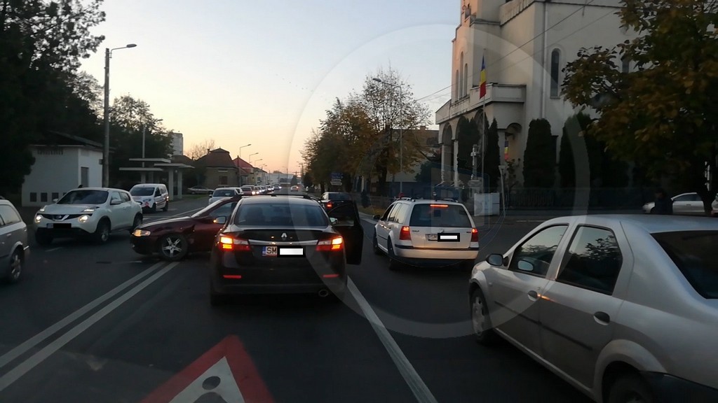 FOTOGALERIE. Accident pe B-dul Goga, în Satu Mare. O nouă coliziune lângă biserică