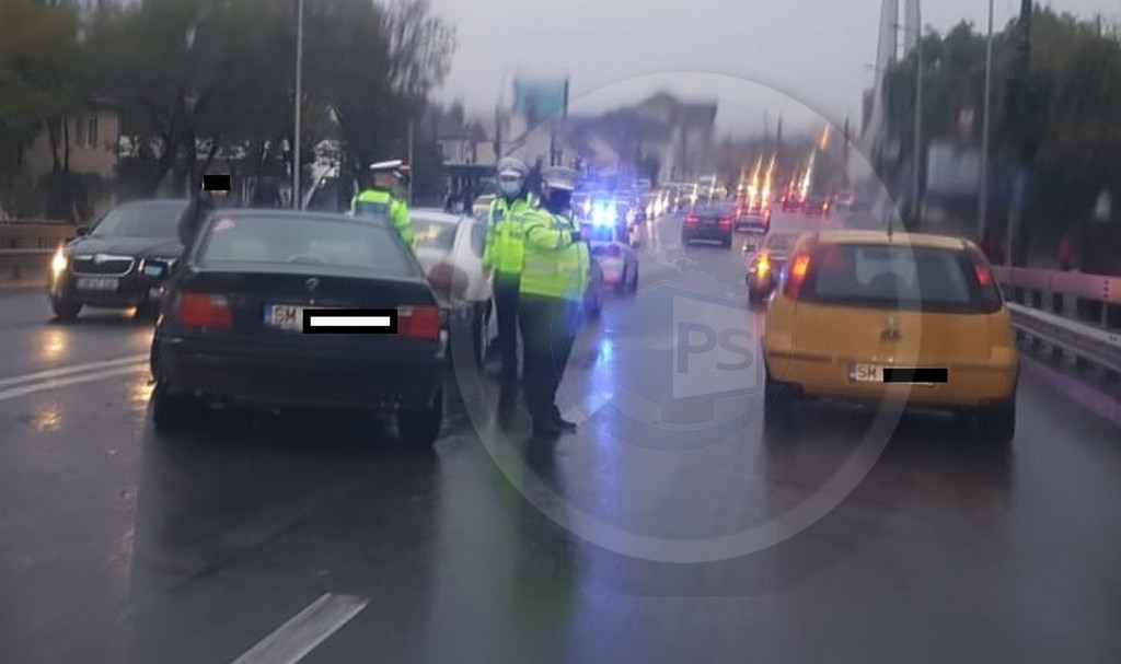 FOTOGALERIE. Accident în lanț pe Podul Decebal. Impact între trei mașini, Poliția a intervenit