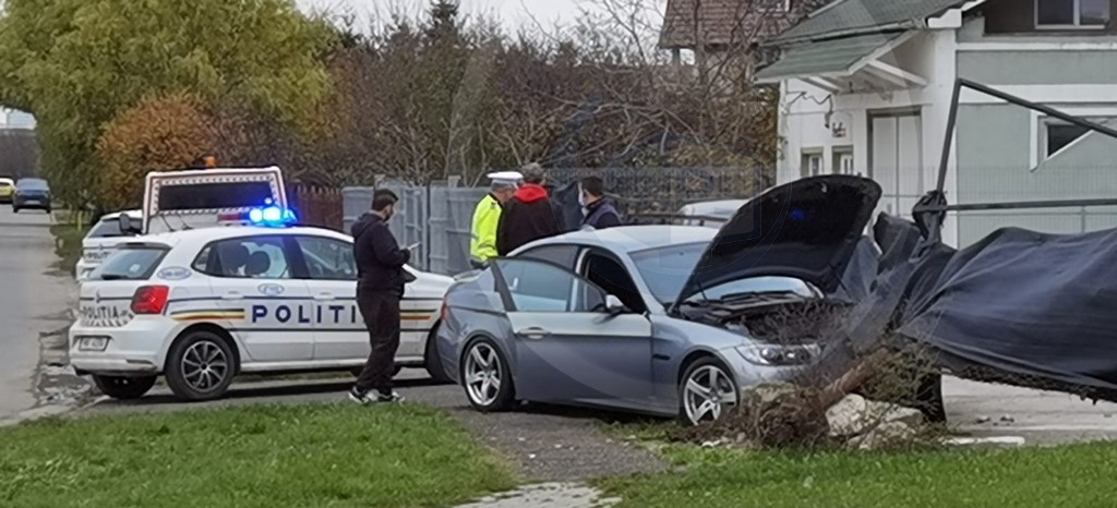 FOTO/VIDEO. Bolid ”parcat” în gardul unui salon de frumusețe, în municipiul Satu Mare