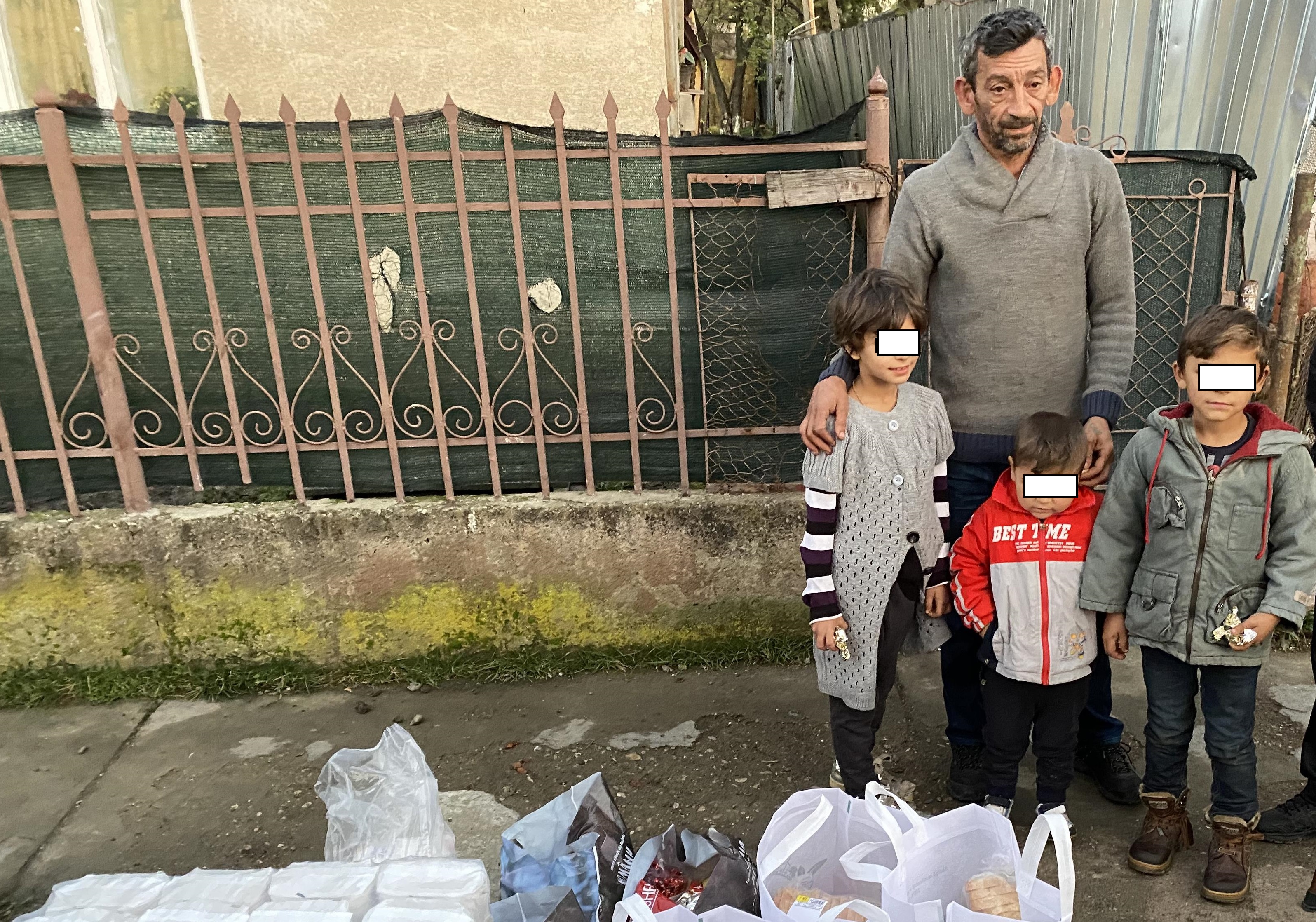 FOTO. Le-a murit mama. Trei orfani din județ au nevoie de ajutor în prag de sărbători