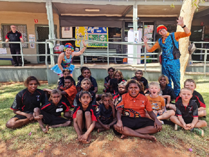 VIDEO. Învăţaţi de sătmăreanca Iulia Benze, copii aborigeni din Australia transmit României un călduros La Mulţi Ani!