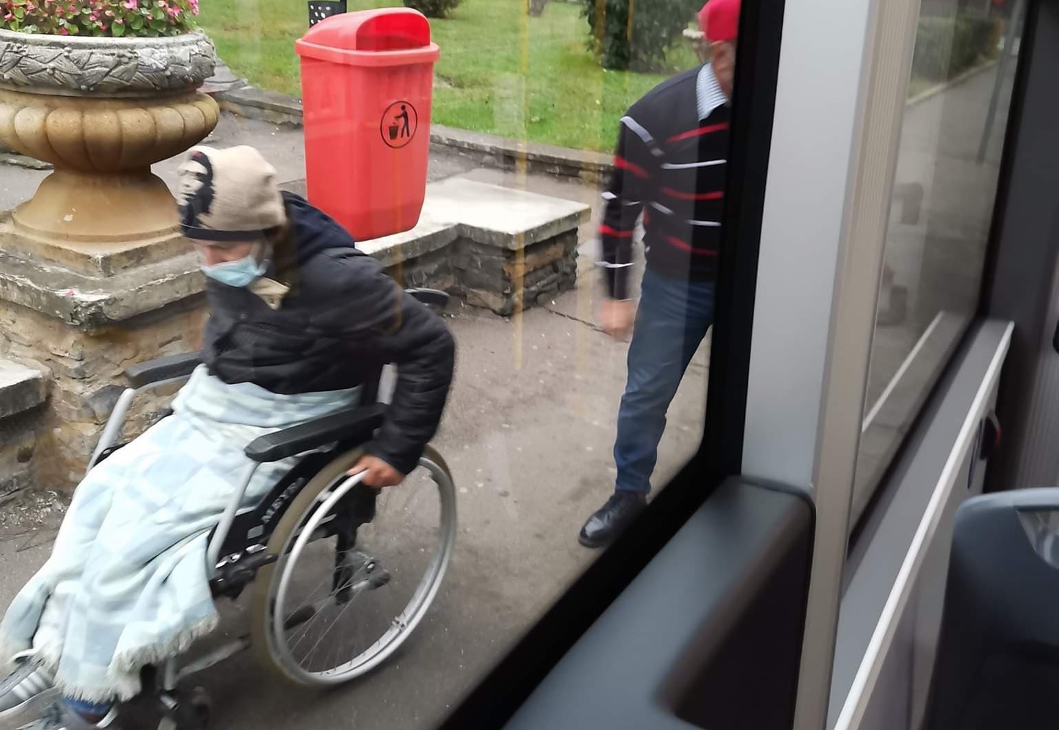 FOTO. Un șofer de autobuz cu inimă mare! A coborât să ajute o persoană cu handicap, în Satu Mare