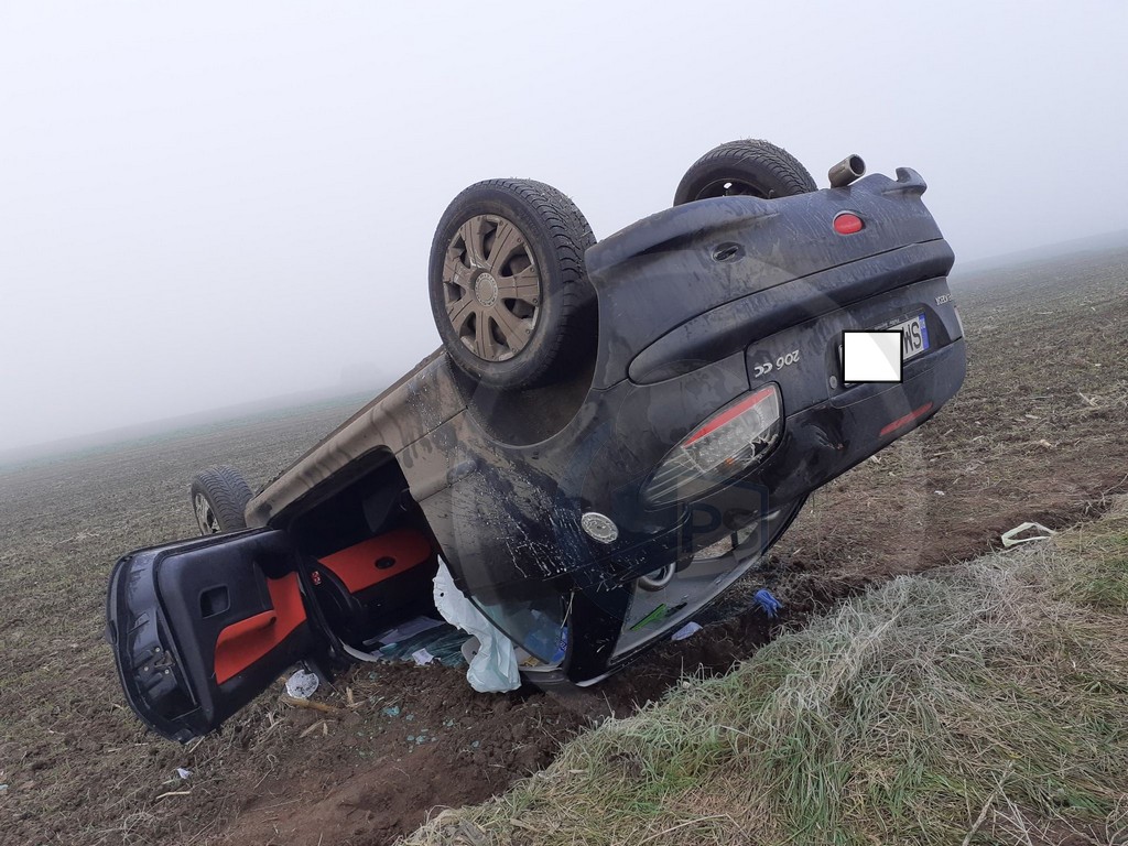 FOTOGALERIE. Accident grav în Carei. Un șofer s-a răsturnat cu mașina pe câmp!