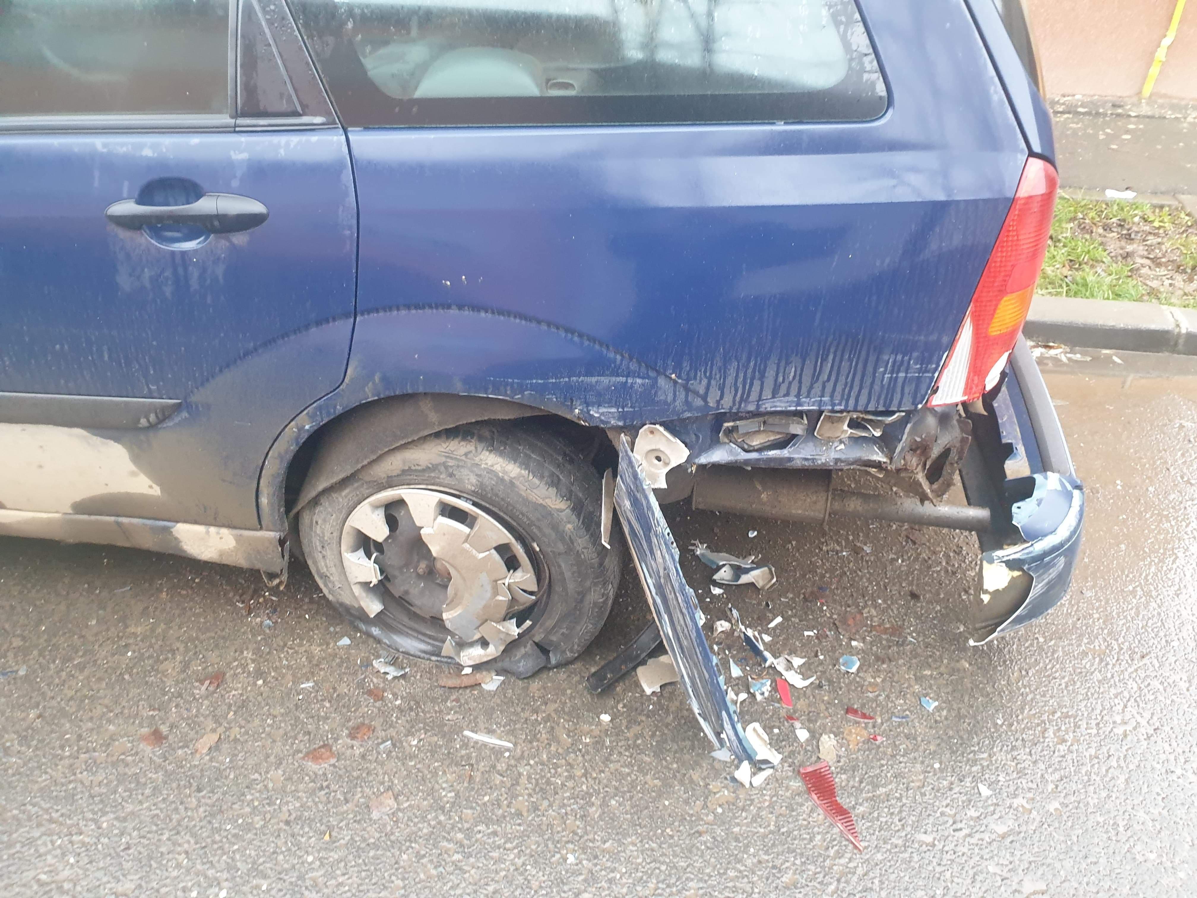 FOTO. Accident în Satu Mare. Șoferul vinovat a fugit. Este căutat de Poliție și păgubiți