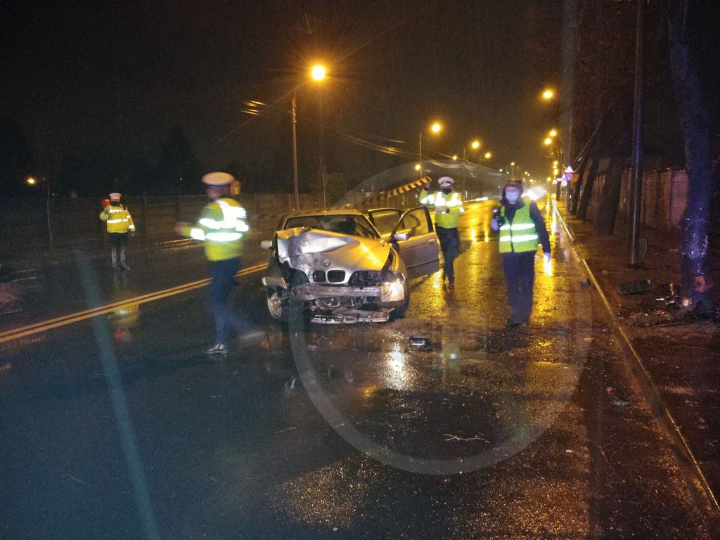 FOTO/VIDEO. Accident pe Drumul Botizului. BMW izbit de un copac. Trei persoane, rănite