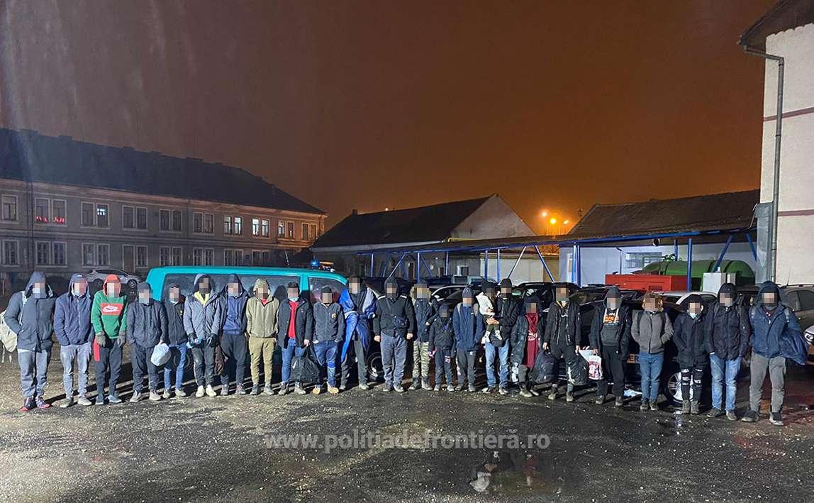 FOTO. Zeci de migranți, inclusiv copilași de doi ani, reținuți în județul Satu Mare