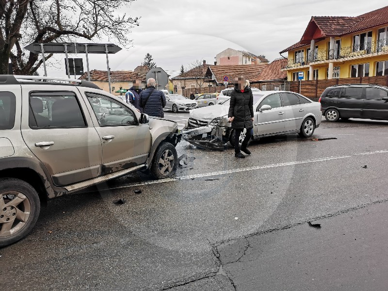 FOTO. Accident frontal în Satu Mare. Impact între două mașini