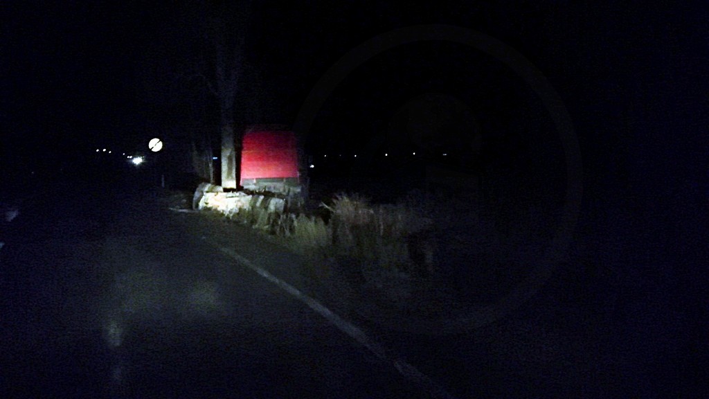 FOTO. Accident pe DN 19, în județ. Un TIR s-a oprit într-un șanț, după ce a lovit un copac